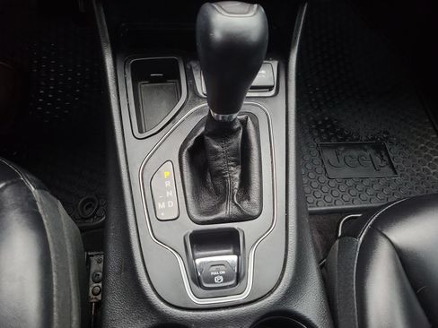Used 2019 Jeep Cherokee Latitude Plus w/ Comfort/Convenience Group FWD image 15