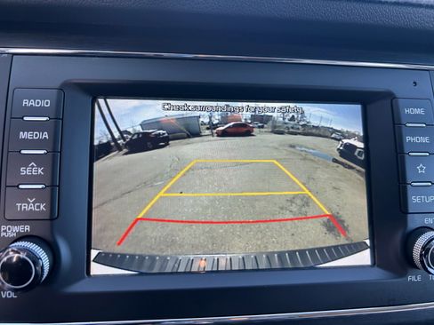 Used 2021 Kia Sedona LX image 20