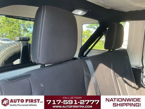 Used 2018 Jeep Wrangler Unlimited Sahara AWD/4WD image 13