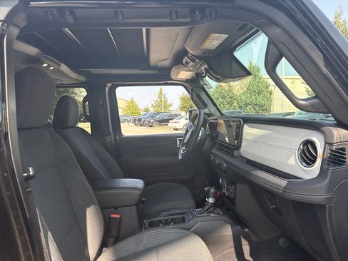 Used 2025 Jeep Wrangler Unlimited Sahara w/ Safety Group AWD/4WD image 9