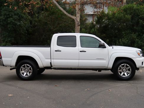 Used 2014 Toyota Tacoma 4x4 Double Cab w/ SR5 Package image 7