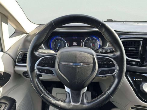 Used 2020 Chrysler Pacifica Touring-L Plus image 25