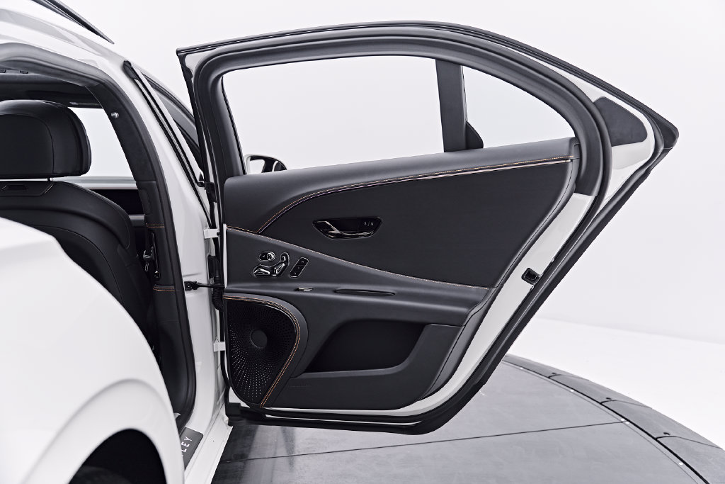 Used 2025 Bentley Flying Spur Plug-In Hybrid AWD/4WD image 25