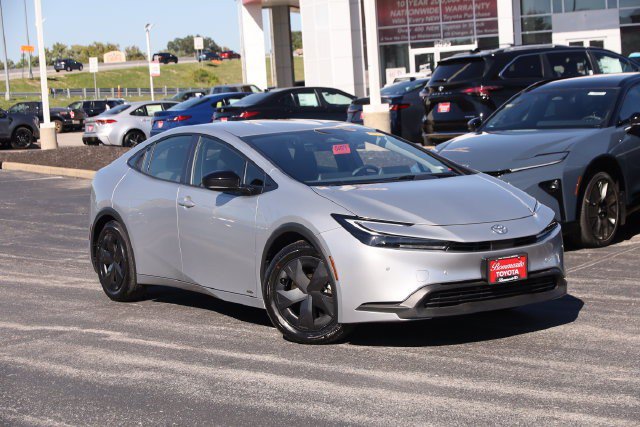 Used 2025 Toyota Prius LE AWD/4WD image 2