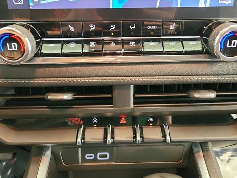 Used 2025 Chevrolet Colorado LT AWD/4WD image 31