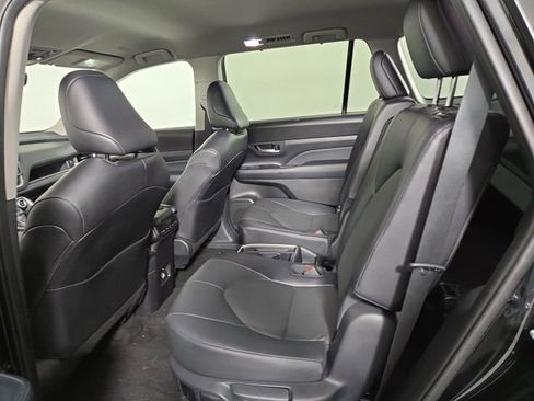 Used 2025 Toyota Grand Highlander AWD image 16
