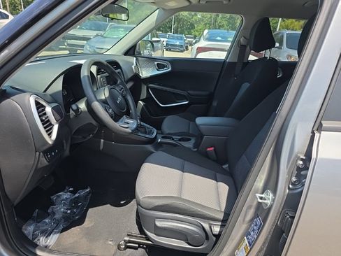 Used 2025 Kia Soul LX w/ LX Technology Package FWD image 9