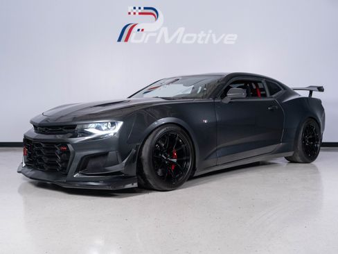 Used 2018 Chevrolet Camaro SS RWD image 2