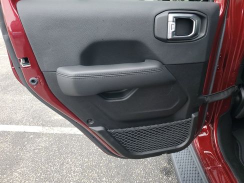 Used 2022 Jeep Wrangler Unlimited Sahara image 25