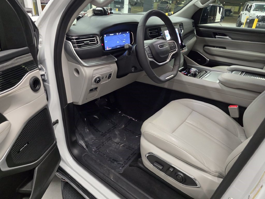 Used 2024 Jeep Wagoneer L Series II w/ Flexible Seating Group AWD/4WD image 16