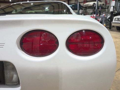 Used 1998 Chevrolet Corvette Coupe RWD image 37