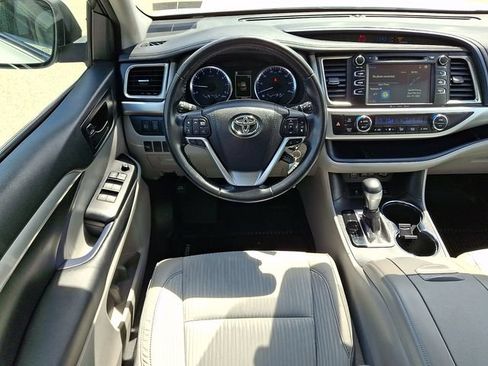 Used 2018 Toyota Highlander Plus w/ Carpet Mat Package (TMS) AWD/4WD image 15