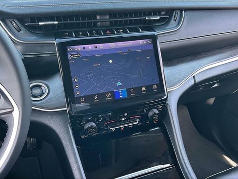 Used 2023 Jeep Grand Cherokee Limited w/ Black Appearance Package image 31