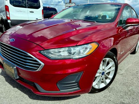 Used 2019 Ford Fusion SE FWD image 2