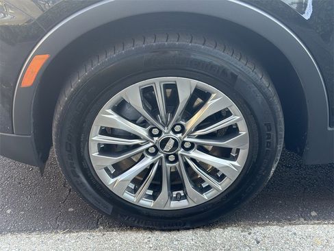 Used 2025 Cadillac XT4 Premium Luxury image 11