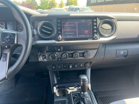 Used 2020 Toyota Tacoma TRD Off-Road w/ Technology Package AWD/4WD image 18
