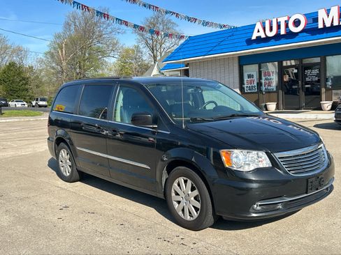 Used 2015 Chrysler Town & Country Touring FWD image 2
