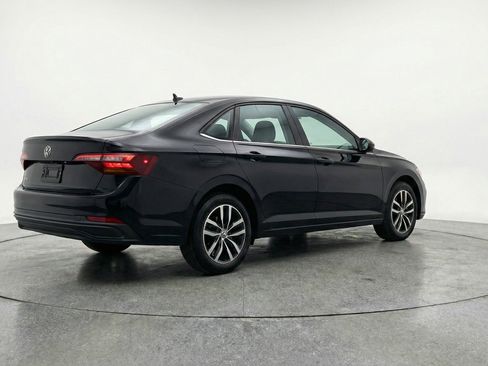 Used 2025 Volkswagen Jetta SE image 9