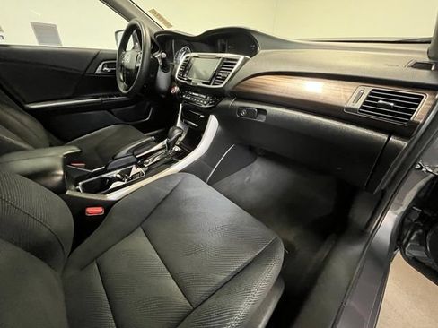 Used 2017 Honda Accord EX image 10