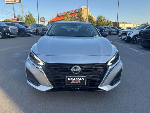 Used 2024 Nissan Altima 2.5 SV FWD image 2