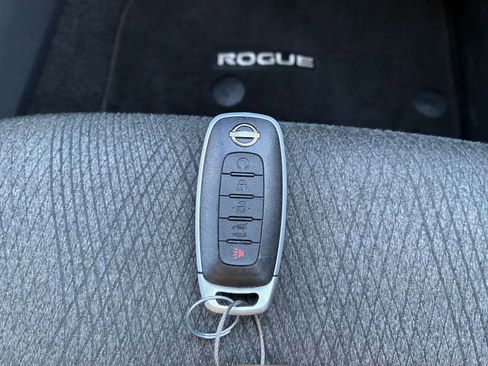 Used 2025 Nissan Rogue SV image 22