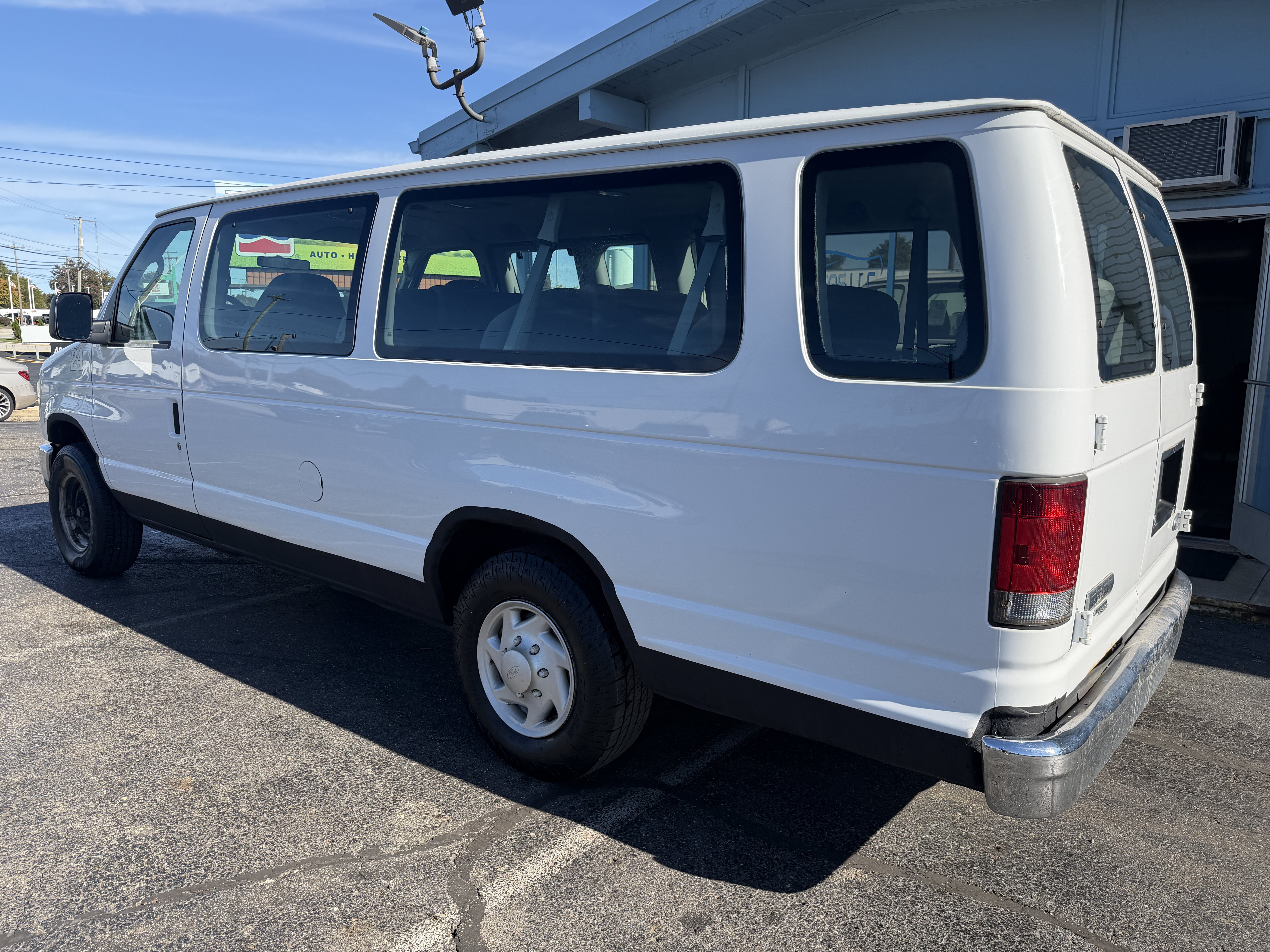Used 2008 Ford E-350 and Econoline 350 XL RWD image 3