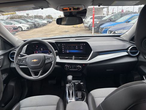 Used 2025 Chevrolet Trax LT image 32