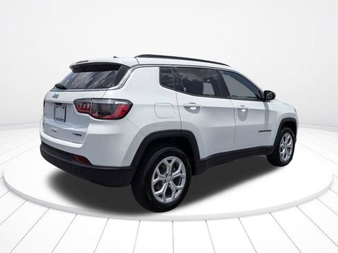Used 2024 Jeep Compass Latitude AWD/4WD image 3