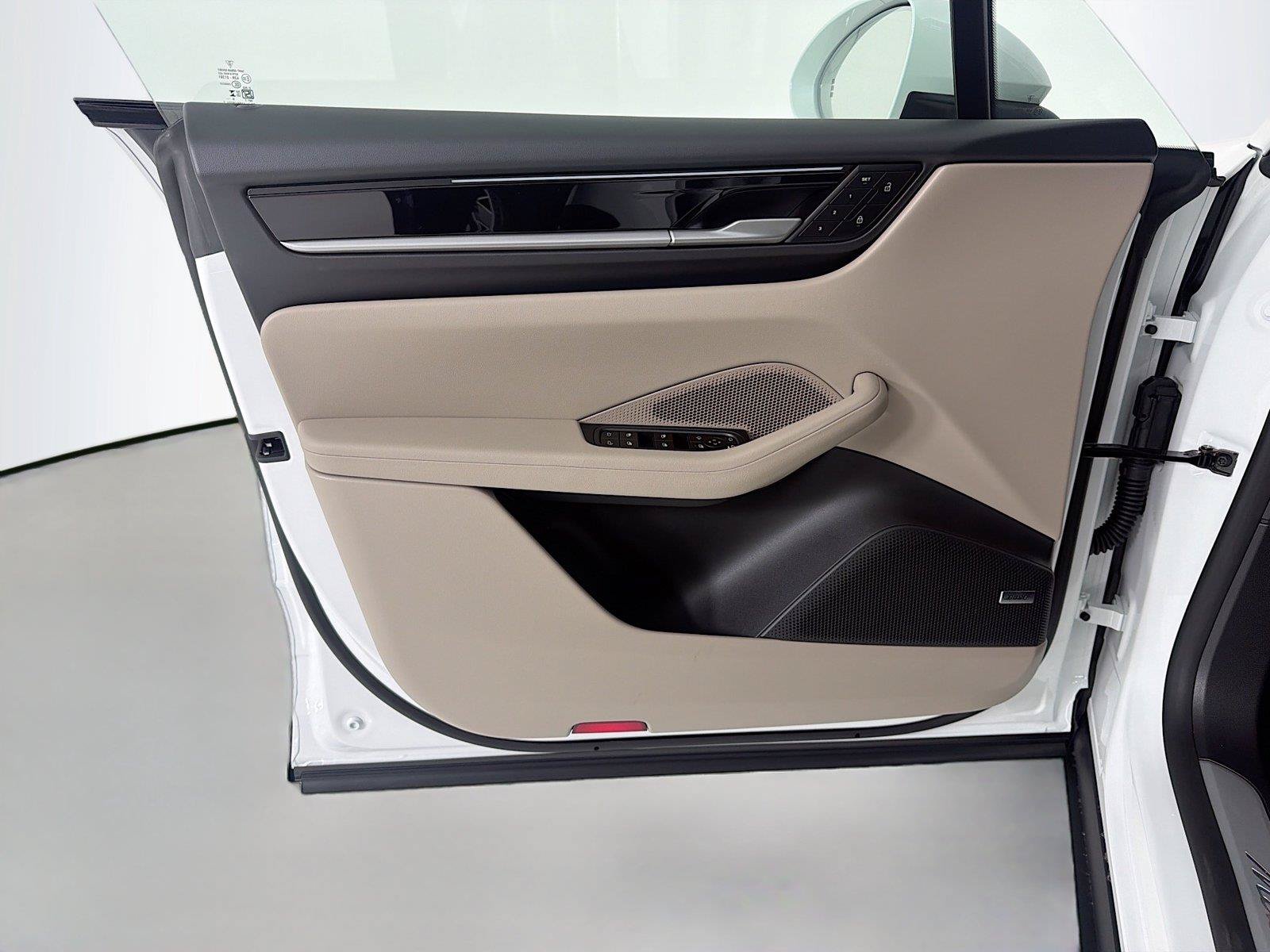 Used 2026 Porsche Macan Electric RWD image 6