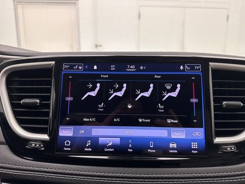 Used 2021 Chrysler Pacifica Touring-L image 29