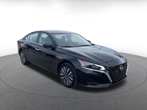 Used 2025 Nissan Altima 2.5 SV image 1