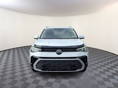 Used 2025 Volkswagen Taos SE image 2