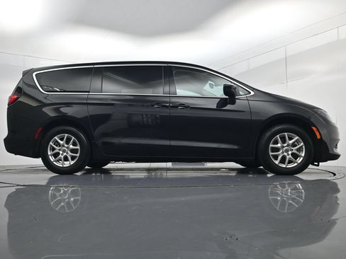 Used 2023 Chrysler Voyager LX FWD image 39