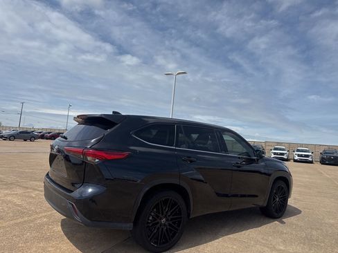 Used 2022 Toyota Highlander L FWD image 18