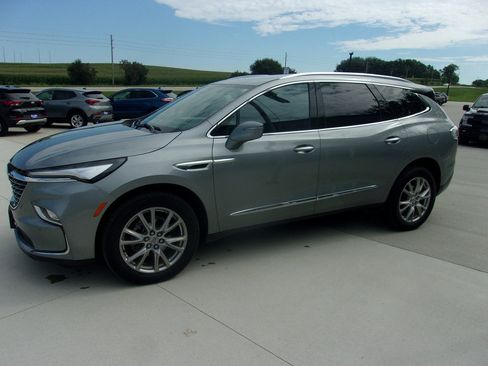 Used 2024 Buick Enclave Premium AWD/4WD image 7