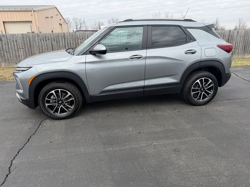 Used 2025 Chevrolet TrailBlazer LT image 2