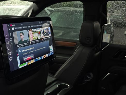 Used 2025 GMC Yukon XL Denali w/ Denali Reserve Package AWD/4WD image 16