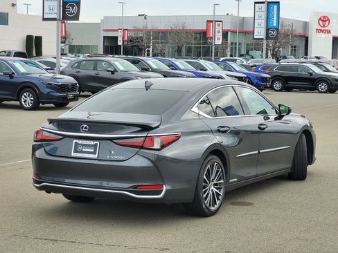 Used 2022 Lexus ES 300h w/ Premium Package image 5