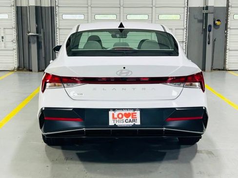 Used 2025 Hyundai Elantra SEL FWD image 18