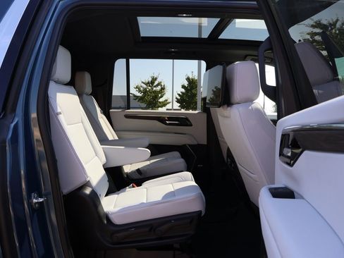 New 2025 Chevrolet Suburban Premier image 40