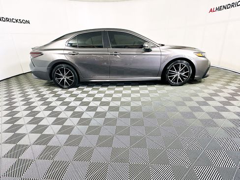 Used 2022 Toyota Camry SE image 2