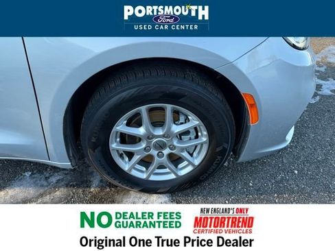 Used 2024 Chrysler Pacifica Touring-L FWD image 34