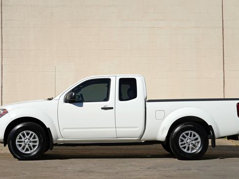 Used 2017 Nissan Frontier SV w/ SV Value Truck Package AWD/4WD image 8