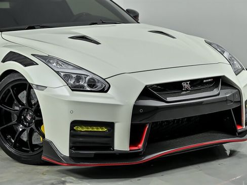 Used 2020 Nissan GT-R NISMO AWD/4WD image 3