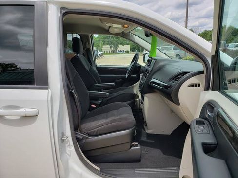 Used 2018 Dodge Grand Caravan SE w/ UConnect Hands-Free Group FWD image 16