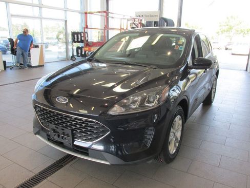 Used 2021 Ford Escape SE image 3