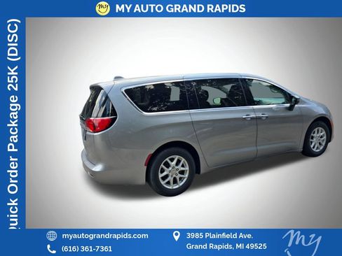Used 2017 Chrysler Pacifica Touring FWD image 7