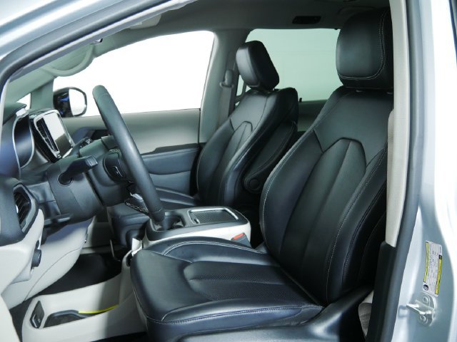 Used 2024 Chrysler Pacifica Touring-L FWD image 20
