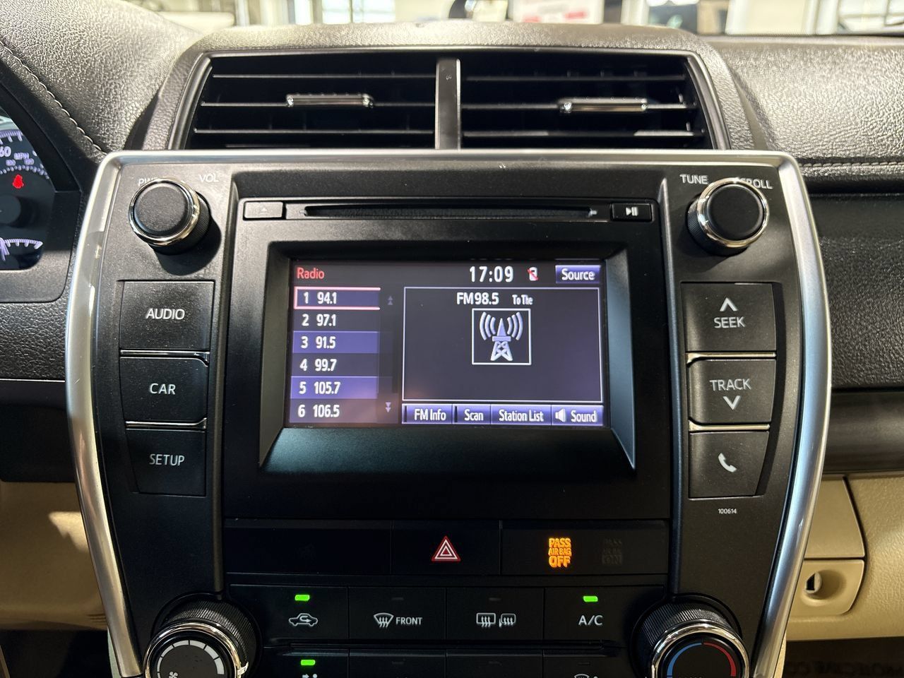 Used 2017 Toyota Camry LE FWD image 16