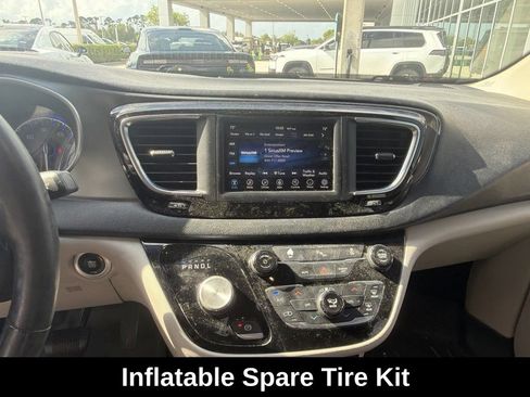 Used 2020 Chrysler Pacifica Touring-L FWD image 4